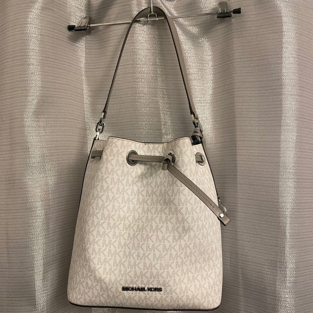 Michael Kors Suri Medium White Aluminum Pvc Leather Bucket Messenger Handbag